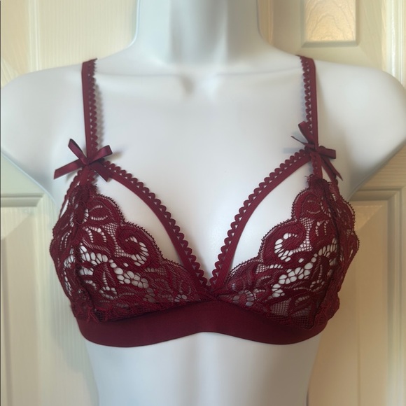 Elegant Lace Bralette in Burgundy - Picture 1 of 2
